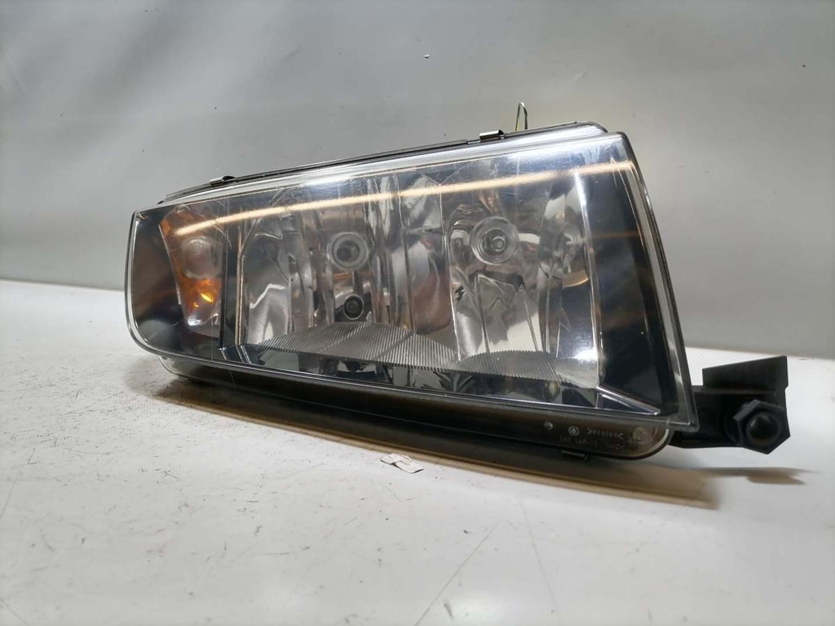 Skoda Fabia 1 6Y original Scheinwerfer vorn rechts Halogen Schwarzer Hintergrund Bj.2003